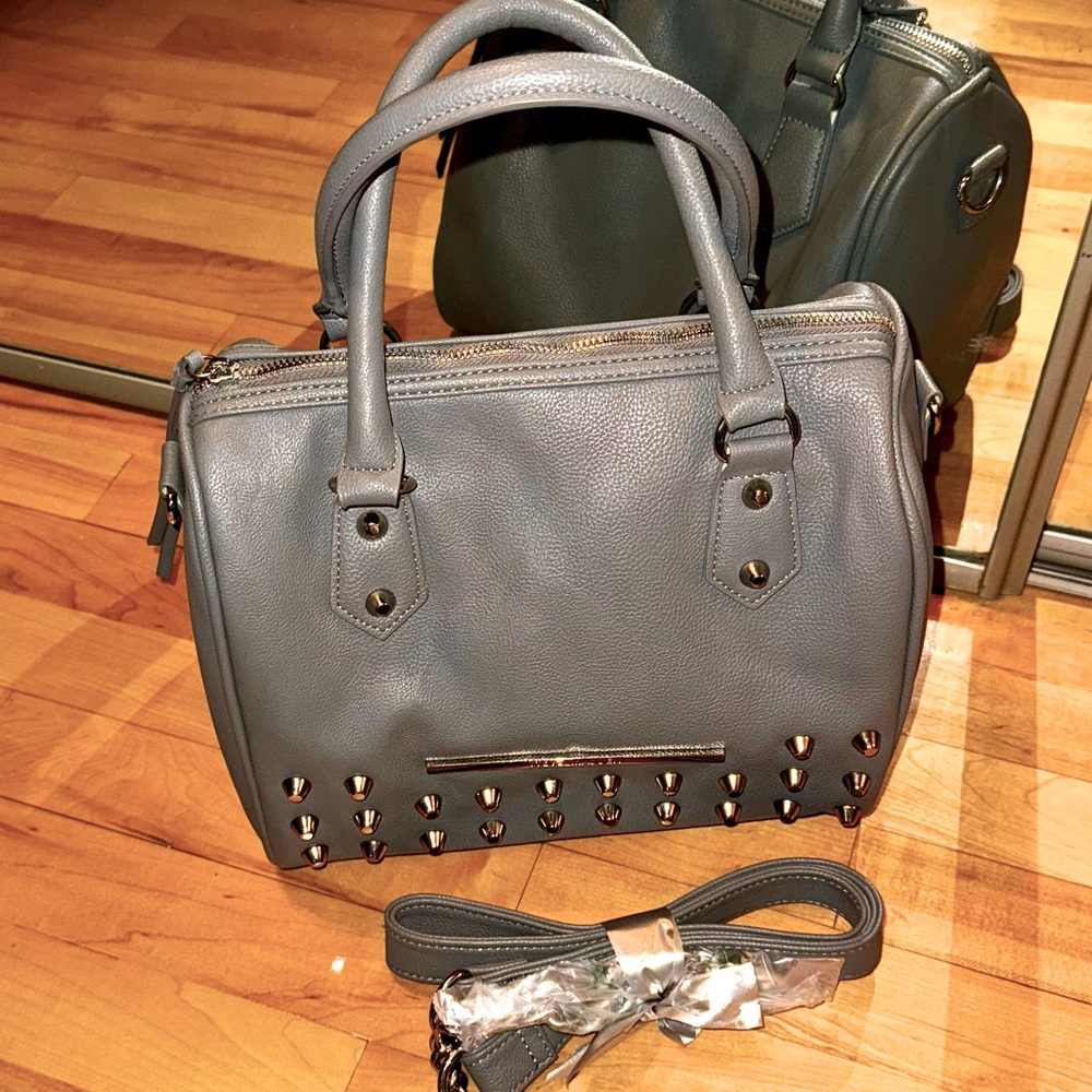 ✅2/$40✅Steve Madden Gray purse crossbody and handles to carry!